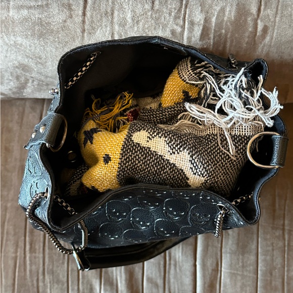 black leather skull bucket bag / edgy purse w/ chain straps and skull detailing - Picture 3 of 5